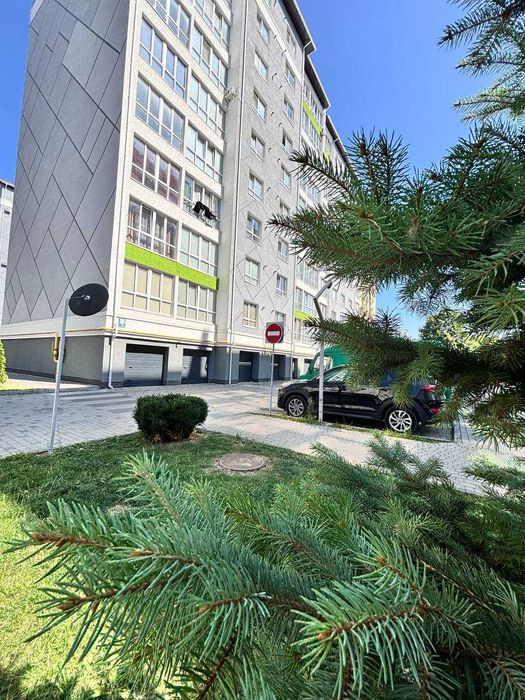 ПРОДАЖ Трикімнатна квартира з кухнею студією поруч парку