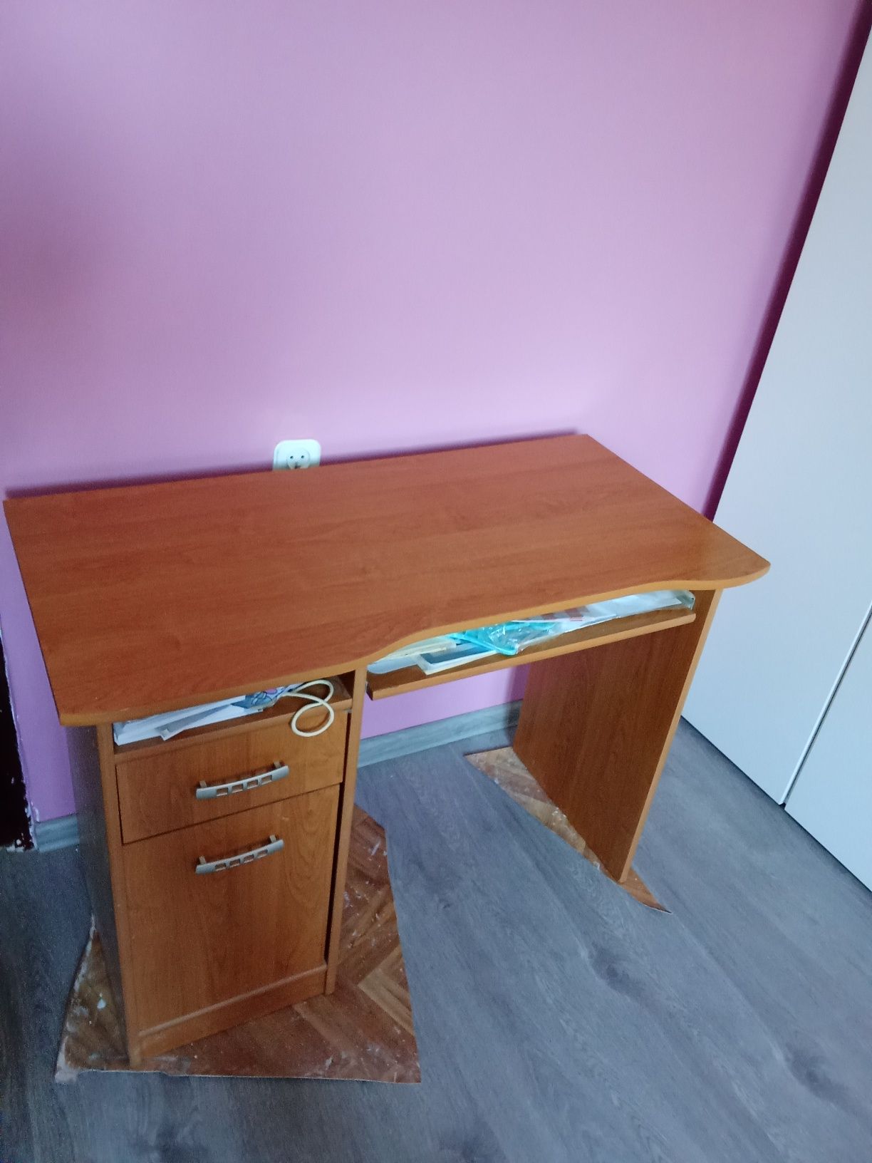 Biurko z szafką i szufladą