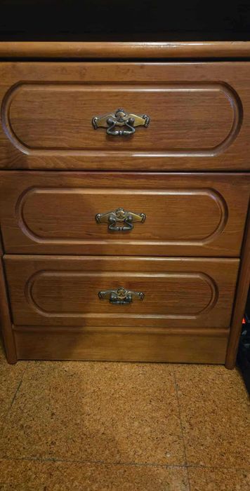 Cama solteito com arrumação e secretária