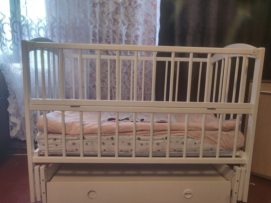 Дитяче ліжечко в хорошому стані