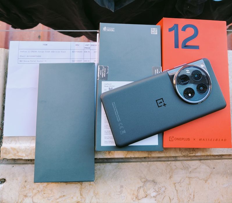 One plus 12  impecável. 512Gb/16Gb de RAM