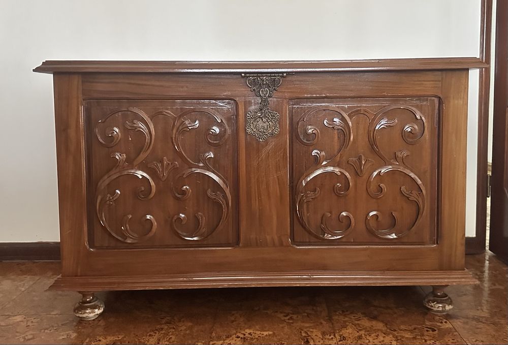 Arca em madeira antiga