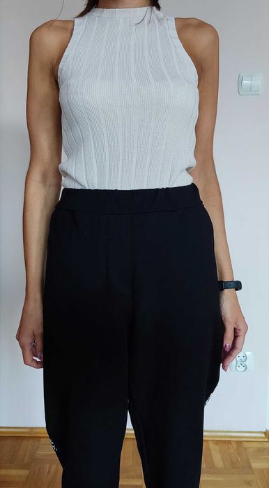 Czarne spodnie dresowe z lampasem w panterkę, rozmiar plus size 46