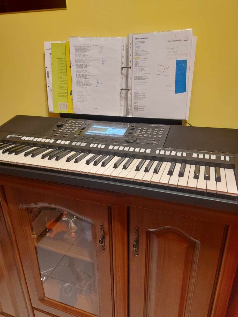 Keyboard Yamaha PSR S775