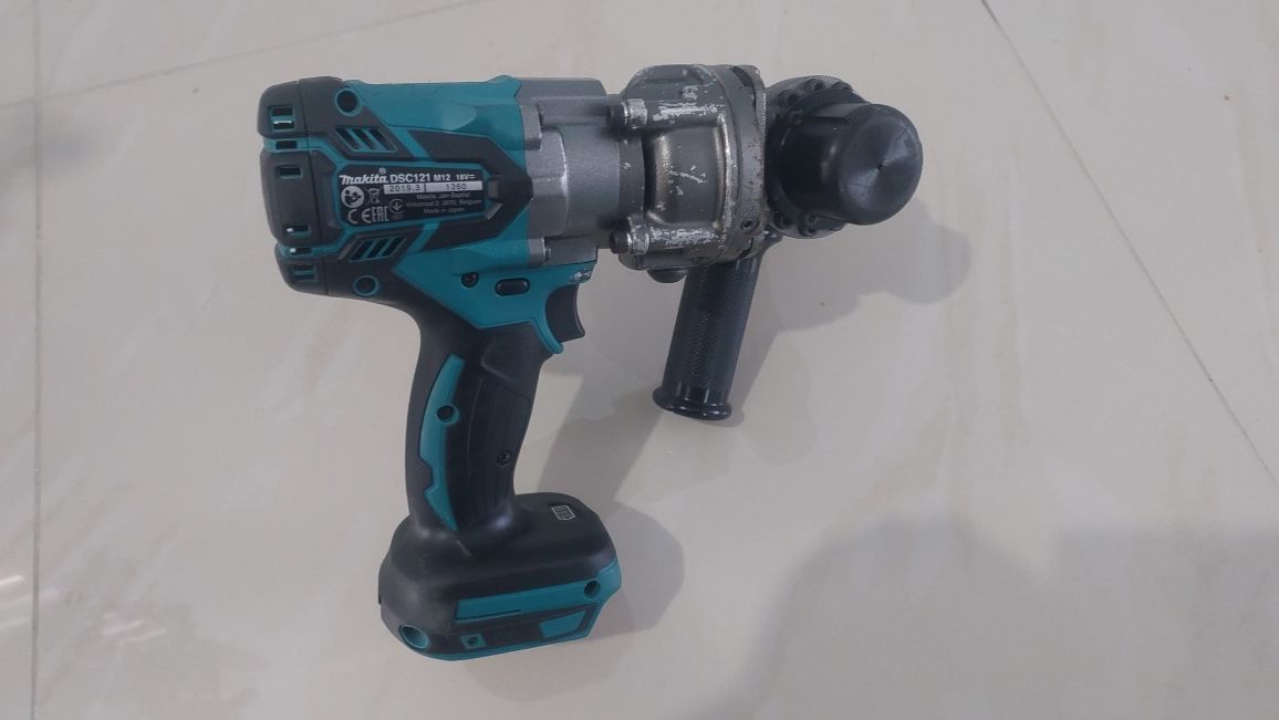 Аккумуляторный резак для резки шпилек Makita DSC121