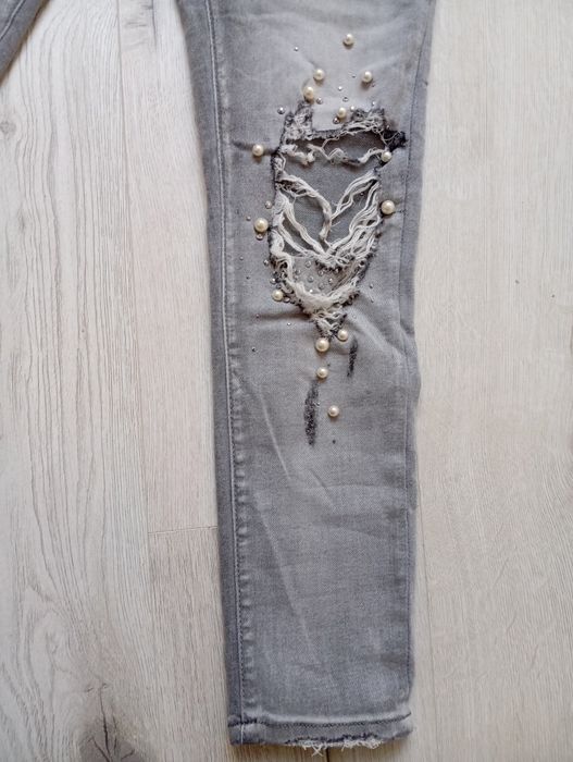 Szare jeansy z perełkami, dżetami, rozdarciami diamencikami bogato zdo