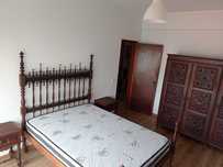 Quarto de casal ( baixa da banheira) 400€ , {quarto de solteiro } 350€