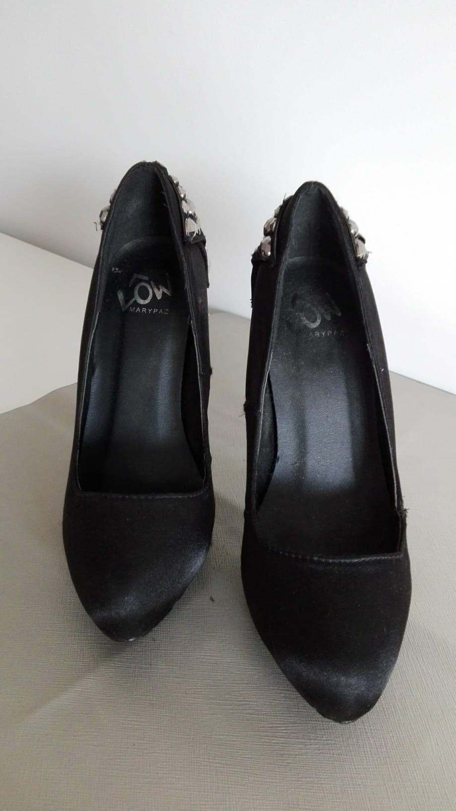 Sapatos 36em cetim preto com aplicação de lantejoulas em forma de laço