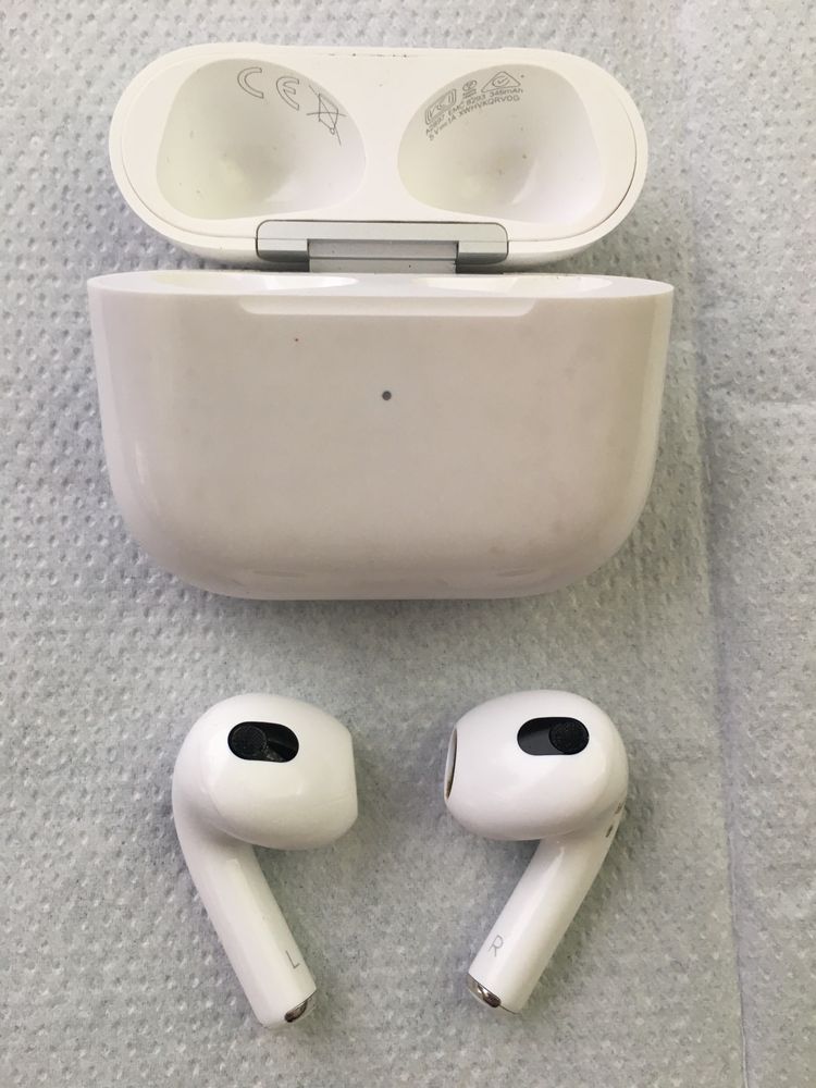 Apple AirPods 3 generacji