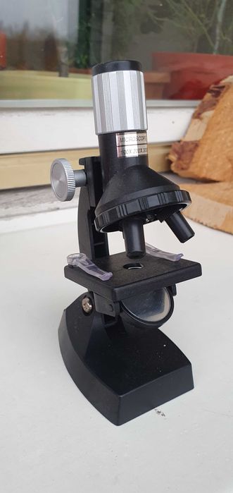 Mikroskop dla dzieci. W dobrym stanie. W zestawie sam mikroskop.