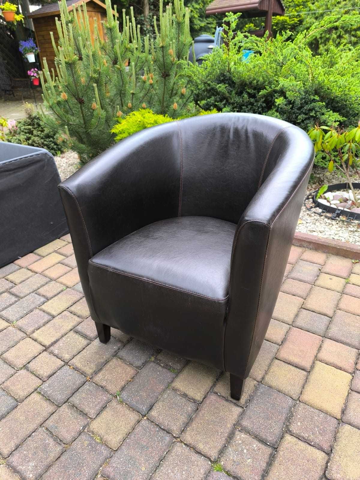 Rozkładana sofa i skórzany fotel