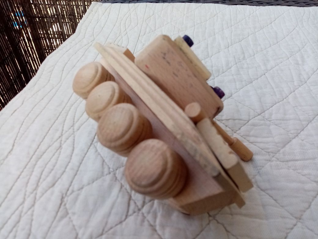 Drewniana zabawka czołg