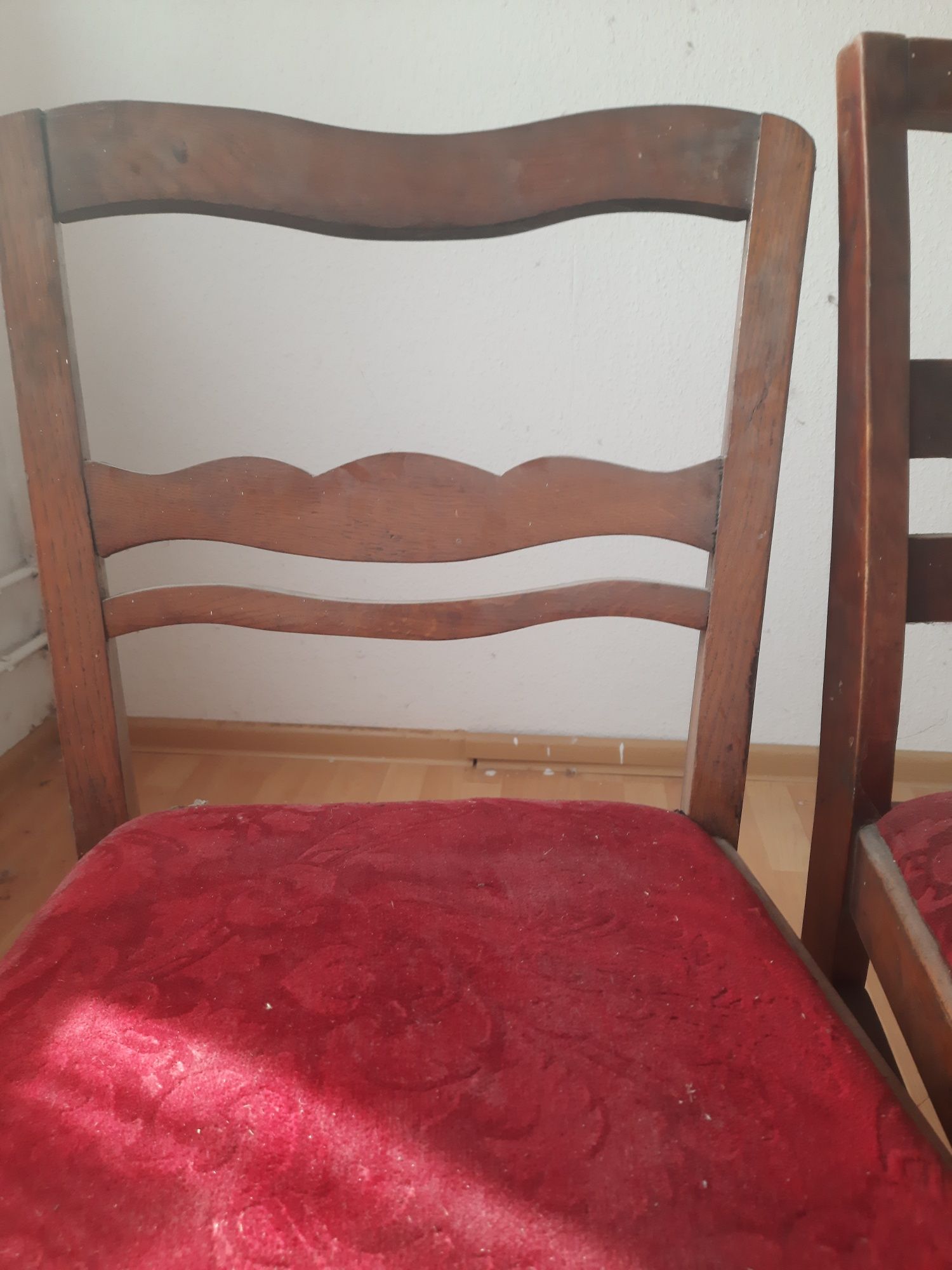 Stare krzesła na sprężynach