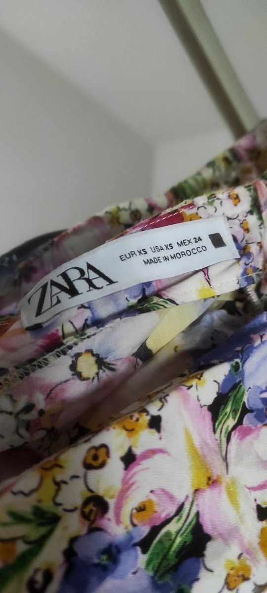 Drapowana kwiecista sukienka Zara