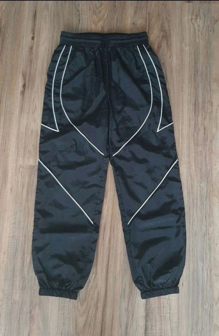 Czarne luźne spodnie ze ślizkiego materiału rozmiar S