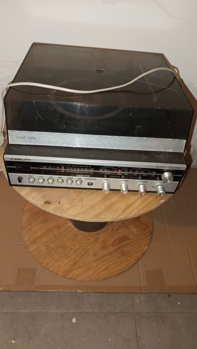 Gira discos e radio Fidelity