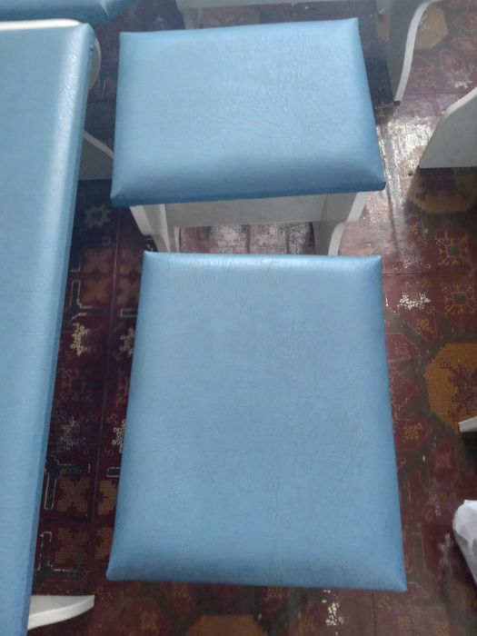 Продаю мягкий уголок на кухню, стол, два пуфика.