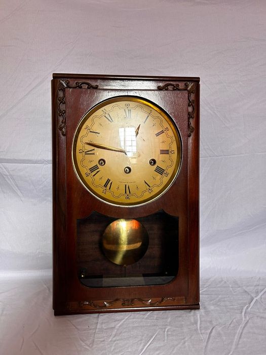 Relógio da Fábrica Nacional de Relógios Reguladora