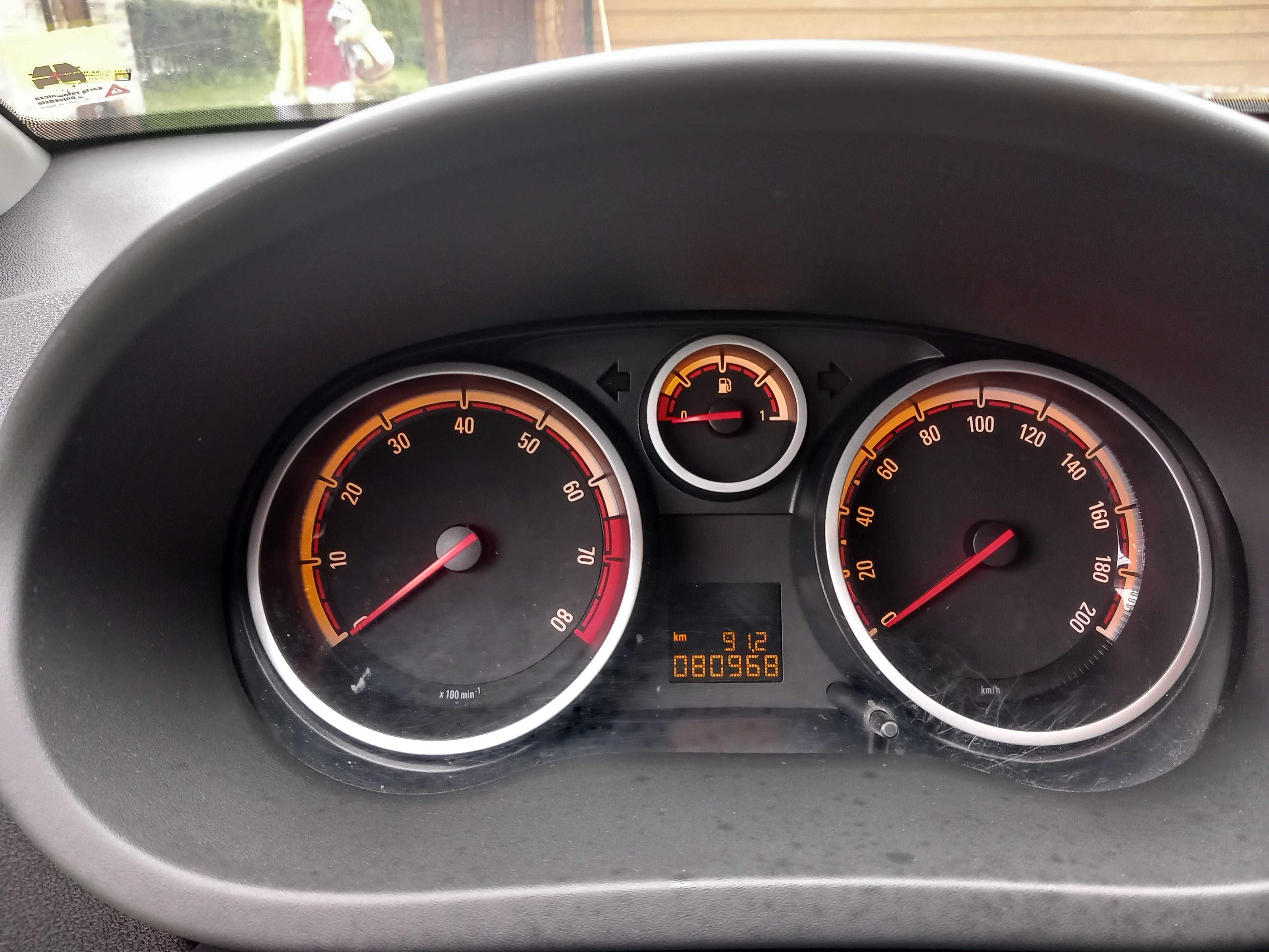Opel Corsa 1,4 benzyna 2014