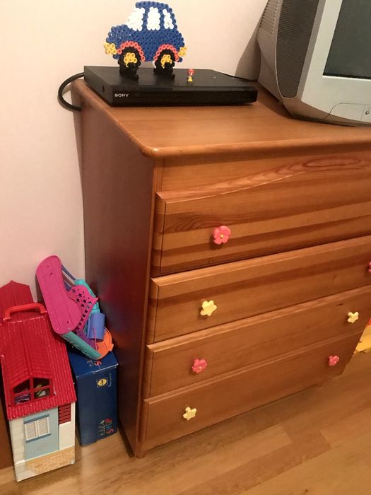 Quarto criança - cama, comoda e mesa cabeceira