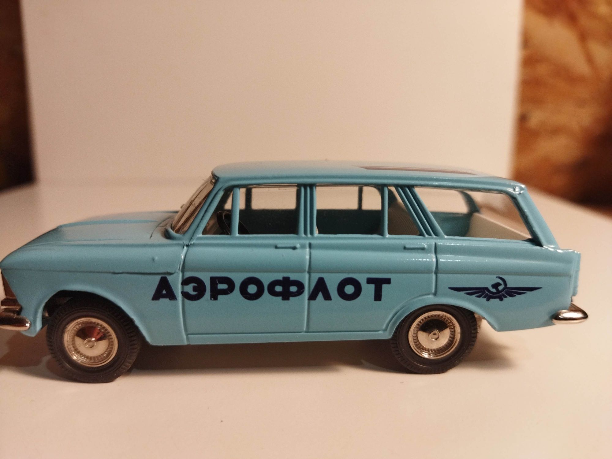 Model radzieckiego samochodu Moskwicz