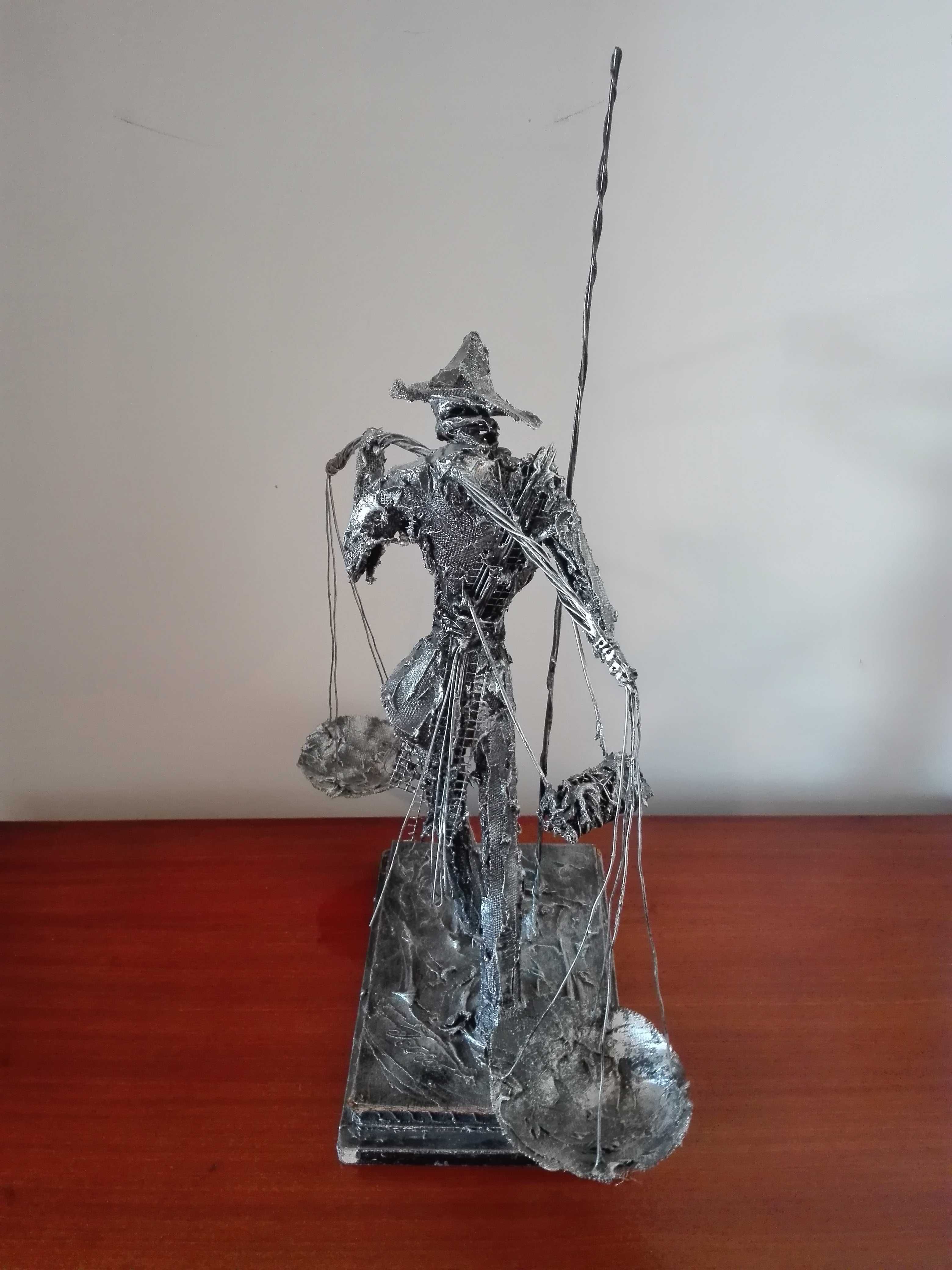 Estatueta escultura de pescador vendedor de peixe ambulante