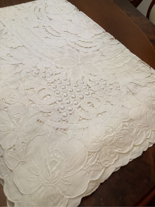 Toalha lindíssima bordado da madeira nova