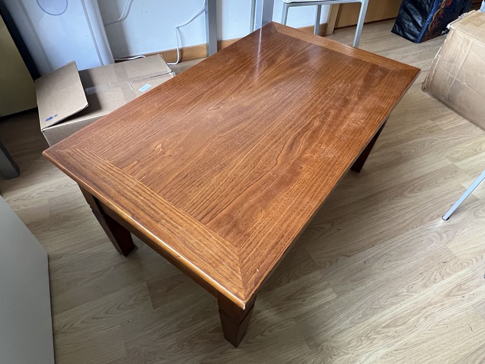 Mesa de centro em castanho com gaveta