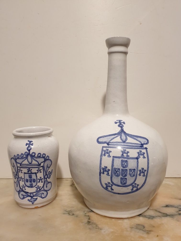 Conjunto de garrafa e manga brasonadas em cerâmica