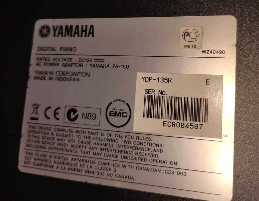 Piano Yamaha Arius YDP-135R c/ banco