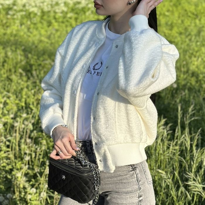 Білий бомбер на підкладці