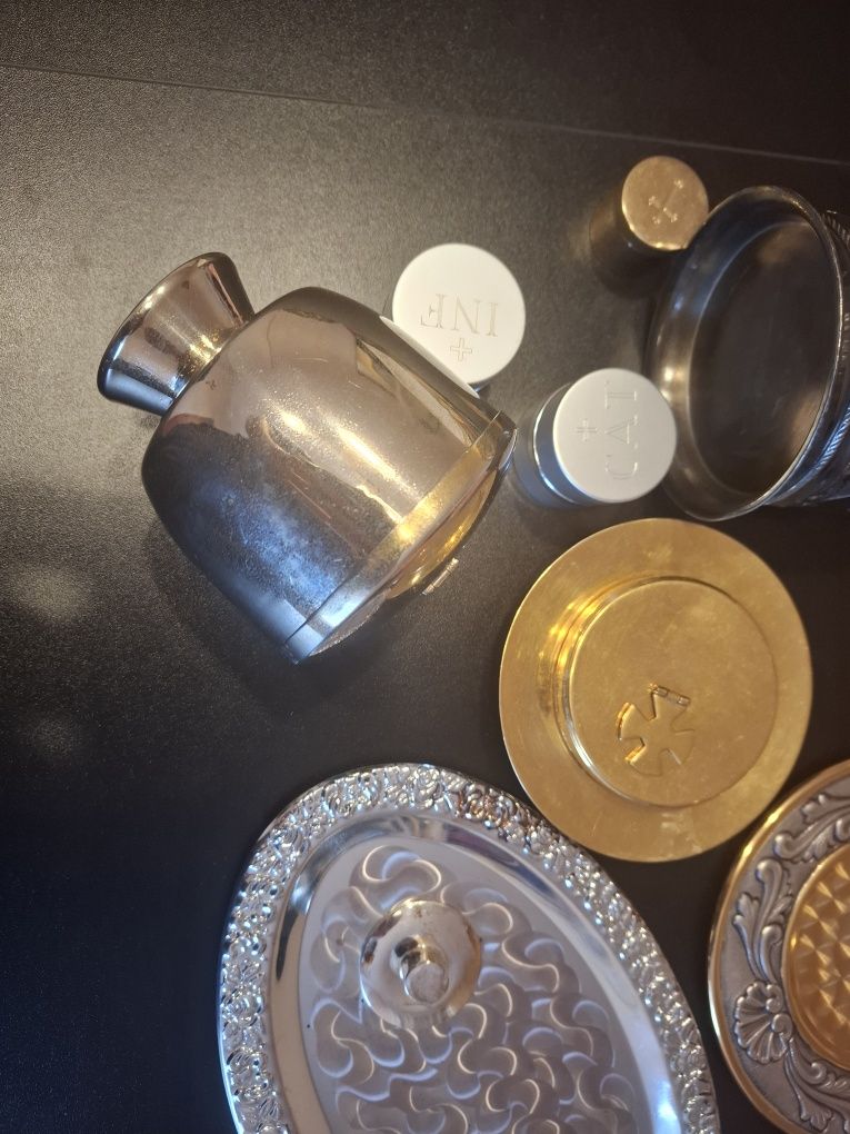 Naczynia liturgiczne zestaw puszka cyborium hostiarka patena, oleje św
