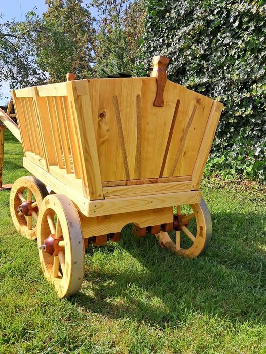 Drewniany wózek ogrodowy – dekoracja ogrodu, restauracji, studia foto