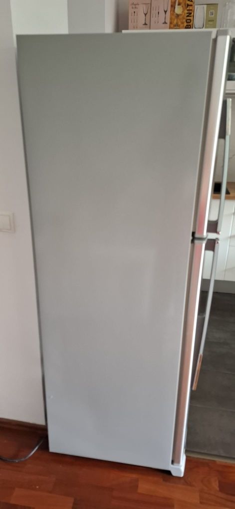 Lodówka Sharp SJ-P43N-SL2 – 370L, zadbana, małe wgniecienia