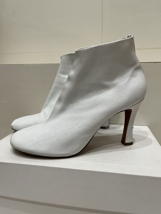 Белые ботильоны Celine