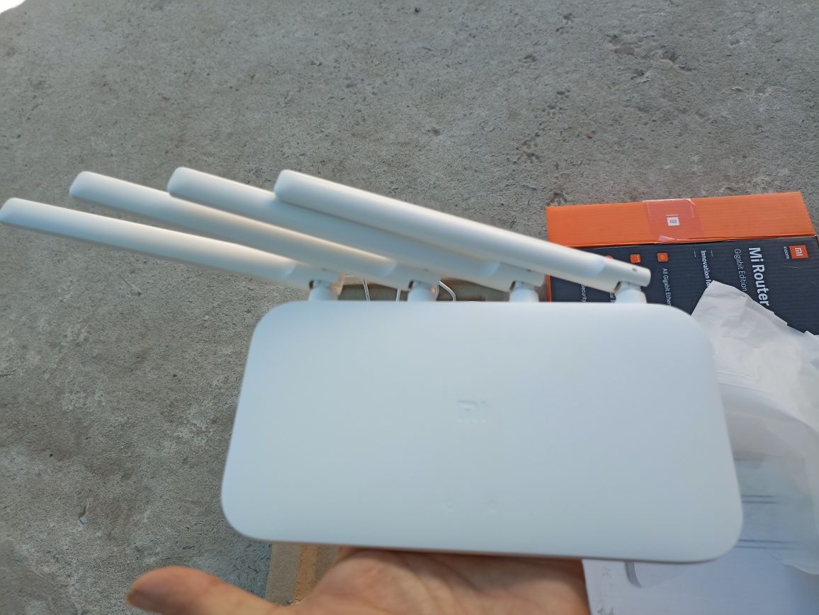 Потужний Wi-Fi роутер Xiaomi Mi WiFi Router 4A Global