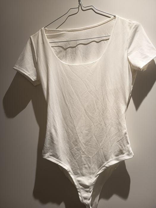 Vendo body branco M feminino com fecho,novo