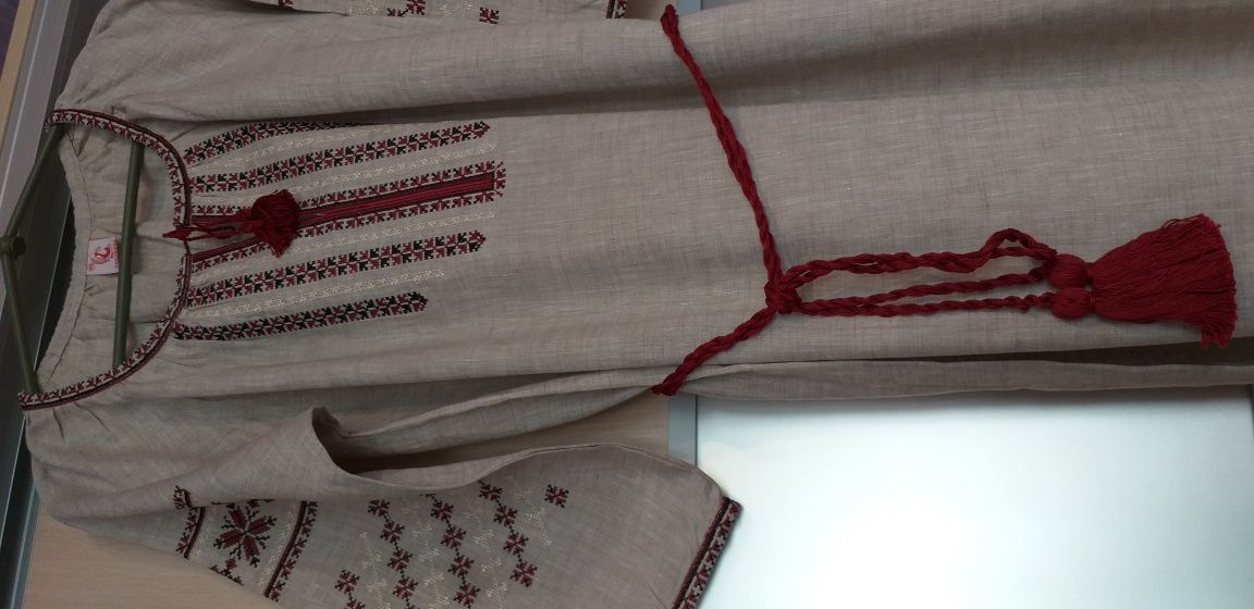 Продам платье женское с вышивкой