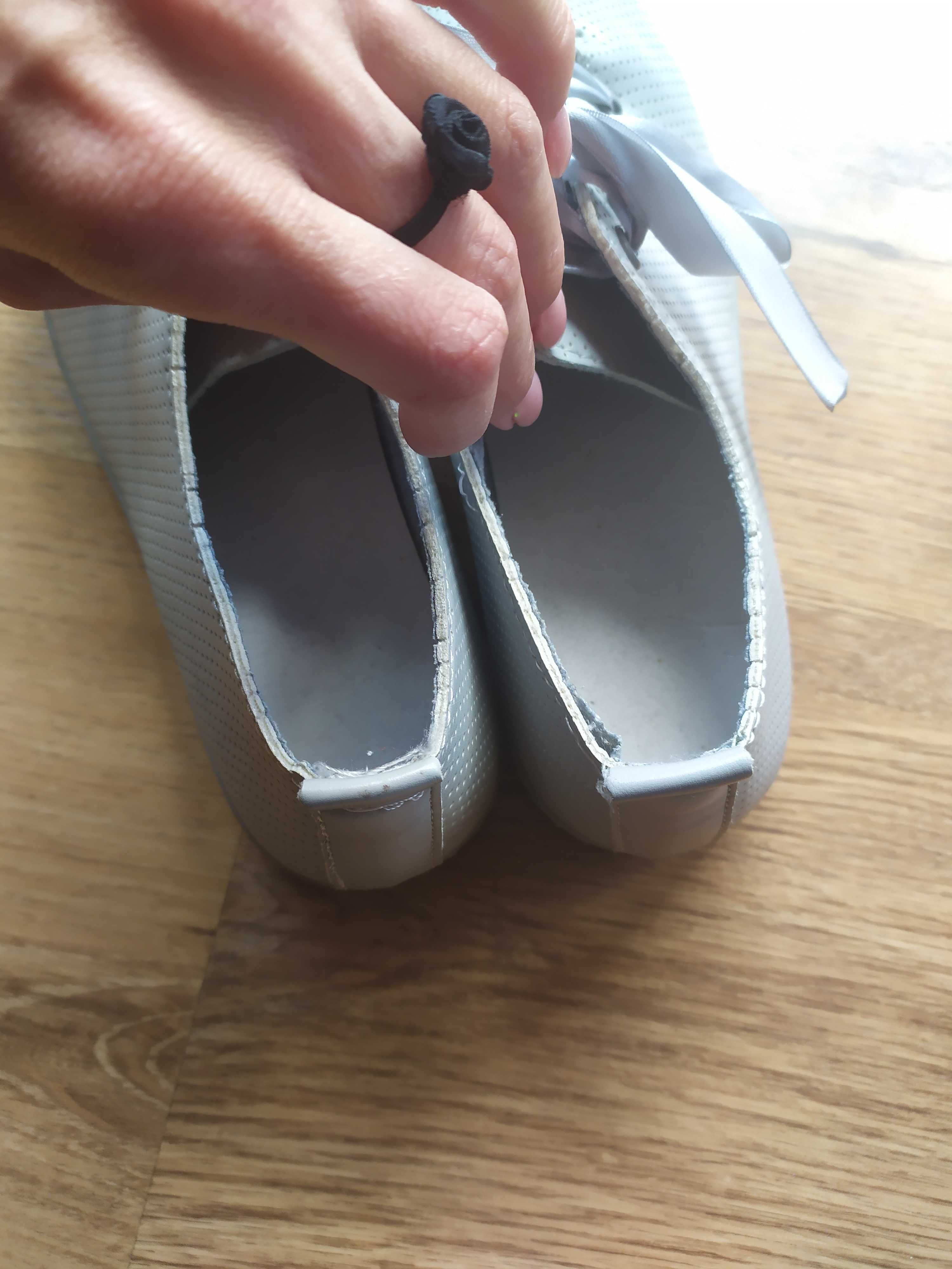Buty damskie szare z tasiemką