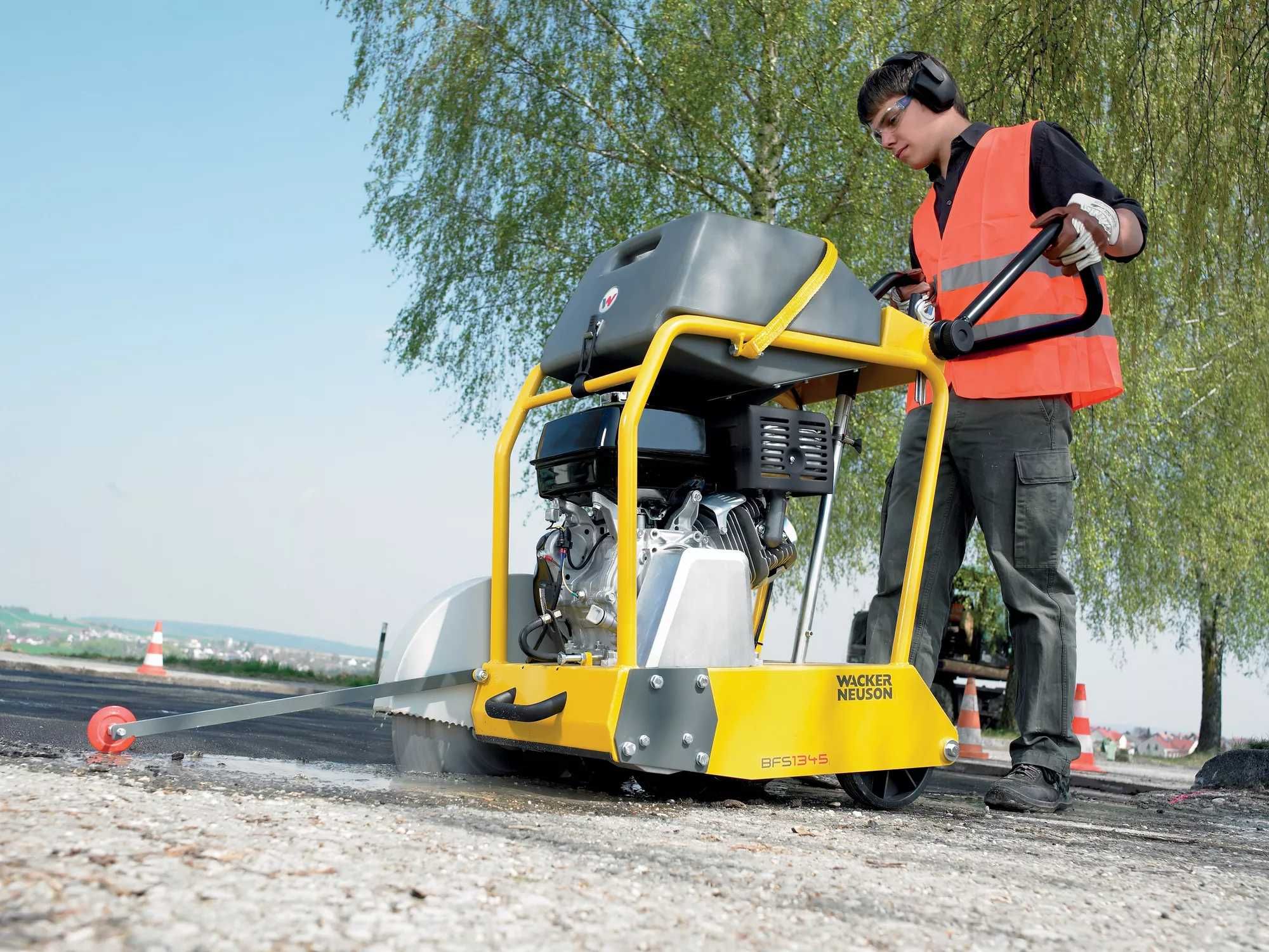 Jezdna przecinarka spalinowa Wacker Neuson BFS 1345 (450 mm)