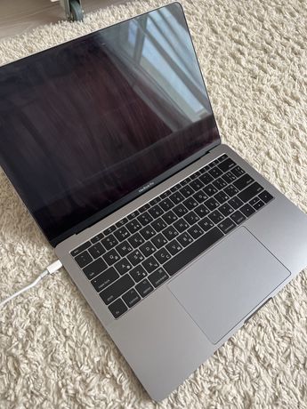 MacBook Pro 13 (2017) 8 Gb / 256 Gb