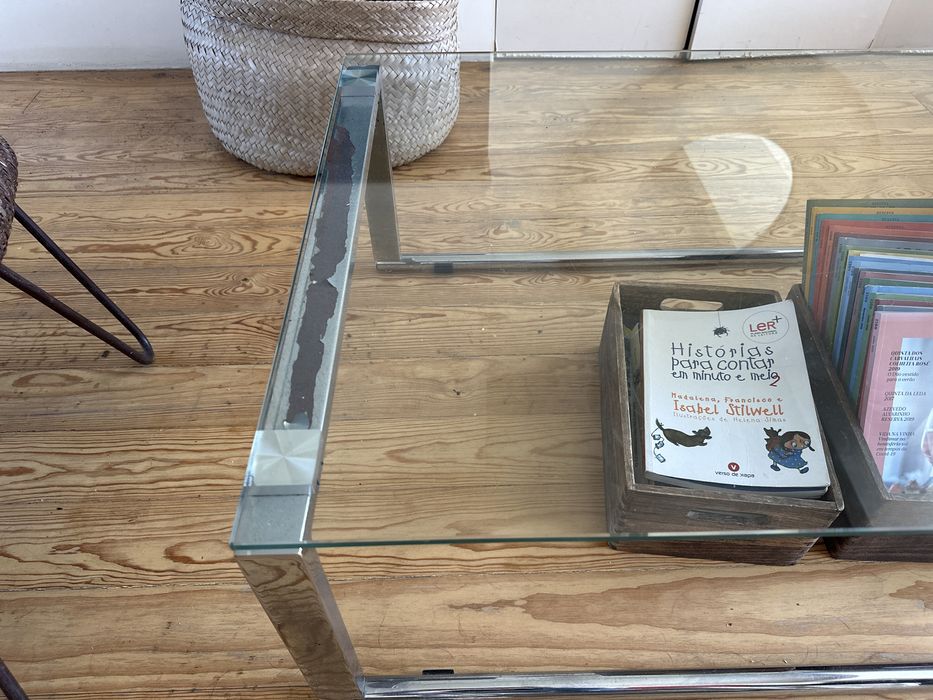 Mesa de centro em vidro e estrutura cromada