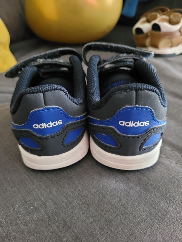 Sandalias maioral e sapatilhas adidas nmr 19