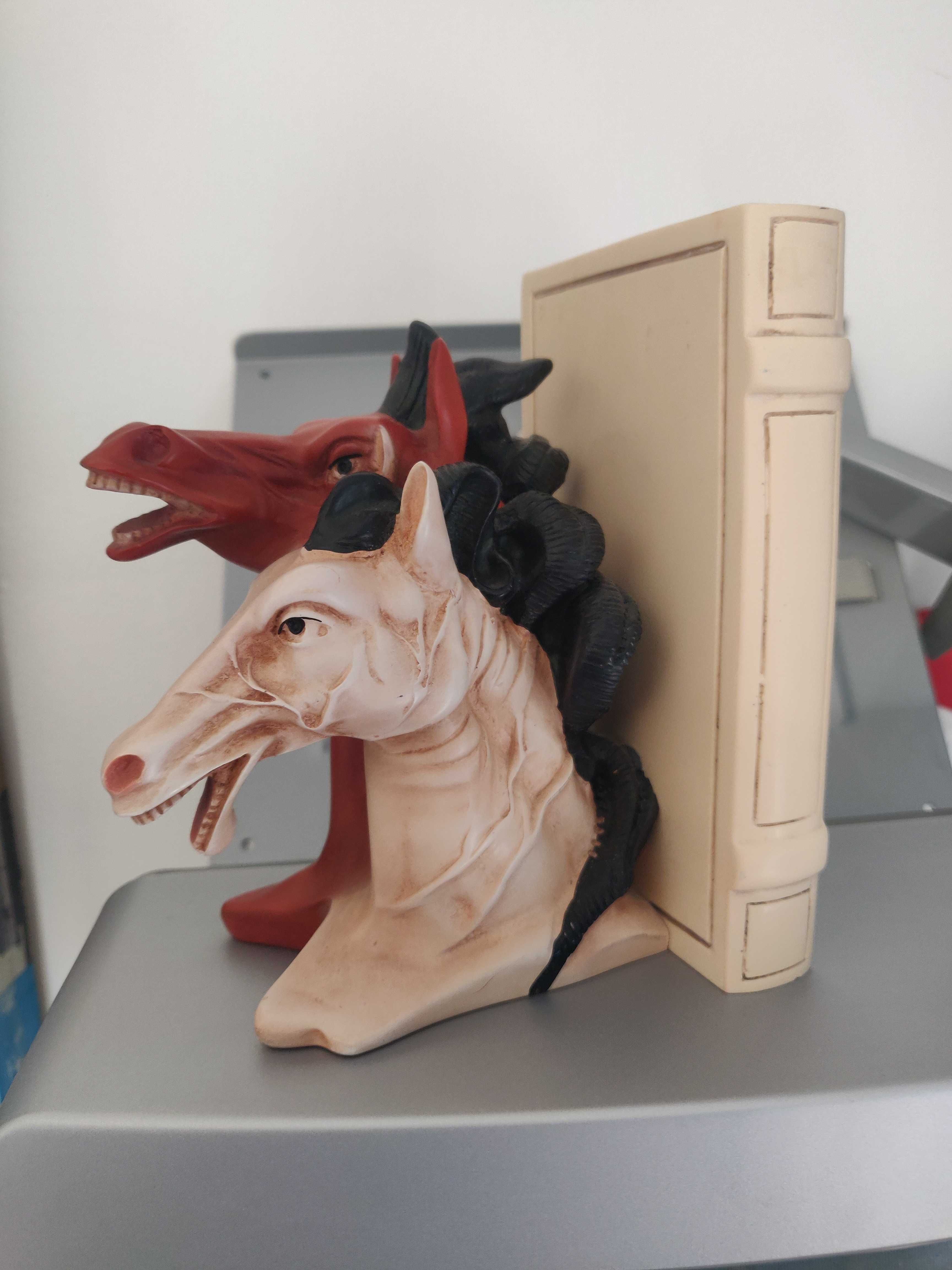 Um Apara livros cavalos