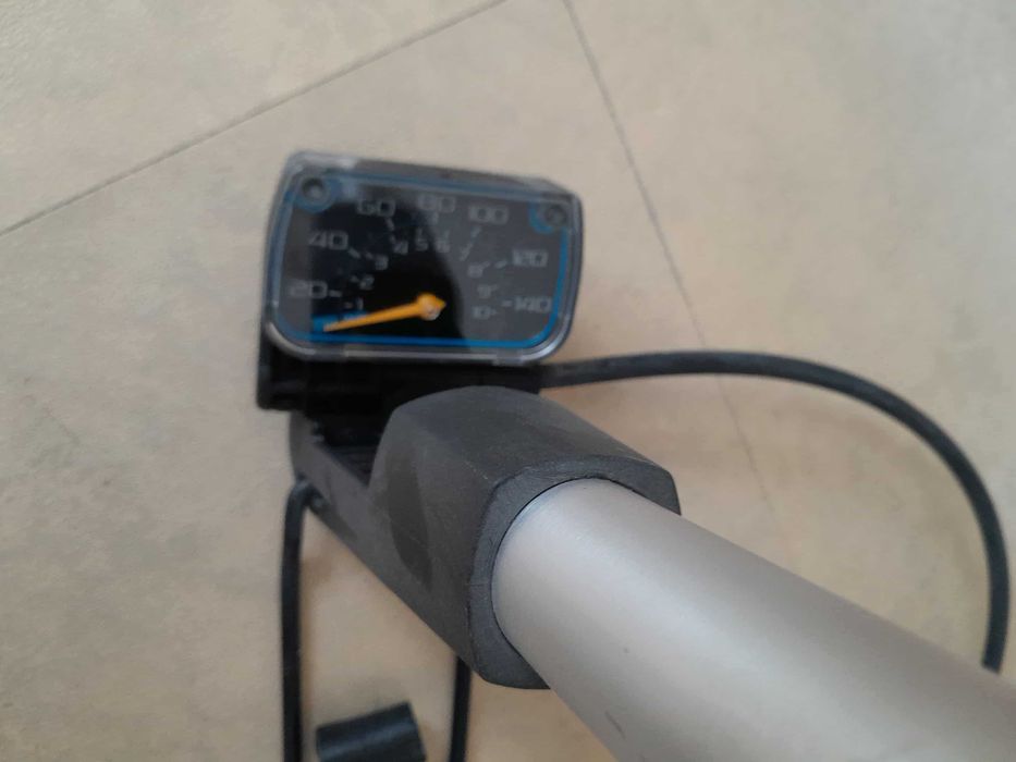 Bomba de Ar "Berg Cycles" com adaptadores e mostrador