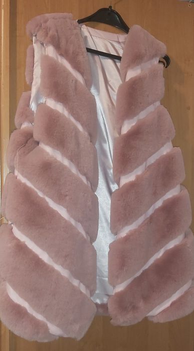 Продам меховую жилетку женскую