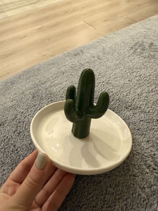 Коамічна підставка для каблучок з кактусом