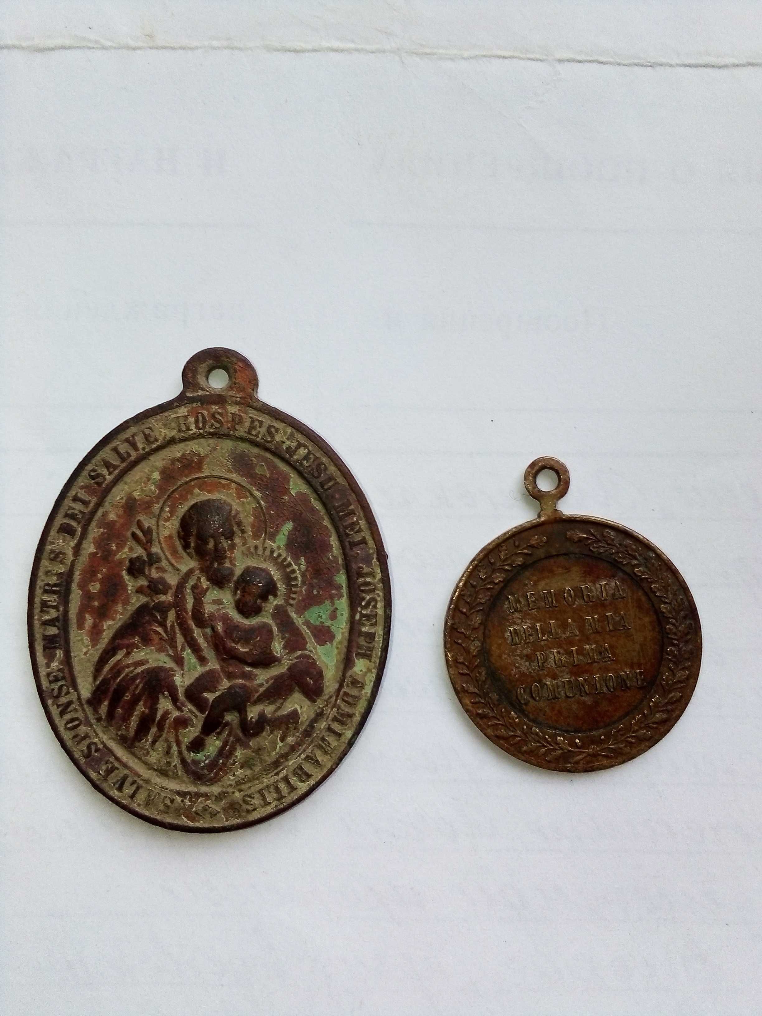 Два старі медальйони.