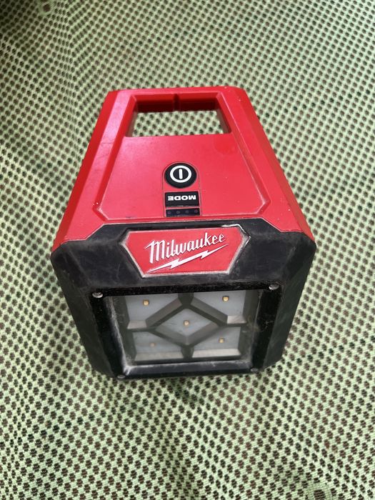 Lampa warsztatowa Milwaukee M12 AL