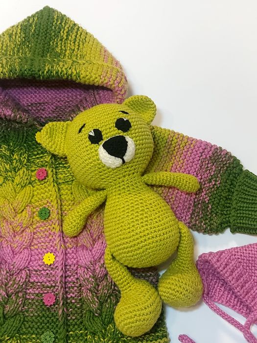 Вязаный комплект (комбинезон, чепчик, носочки и мишка)